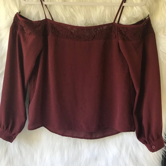 Express off the shoulder top - Picture 2 of 7